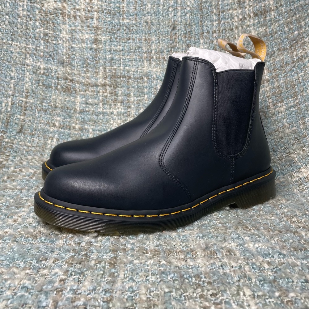 Dr. Martens Men's 2976 Vegan Chelsea Boot in Black Felix Rub Off - Picture 2 of 9